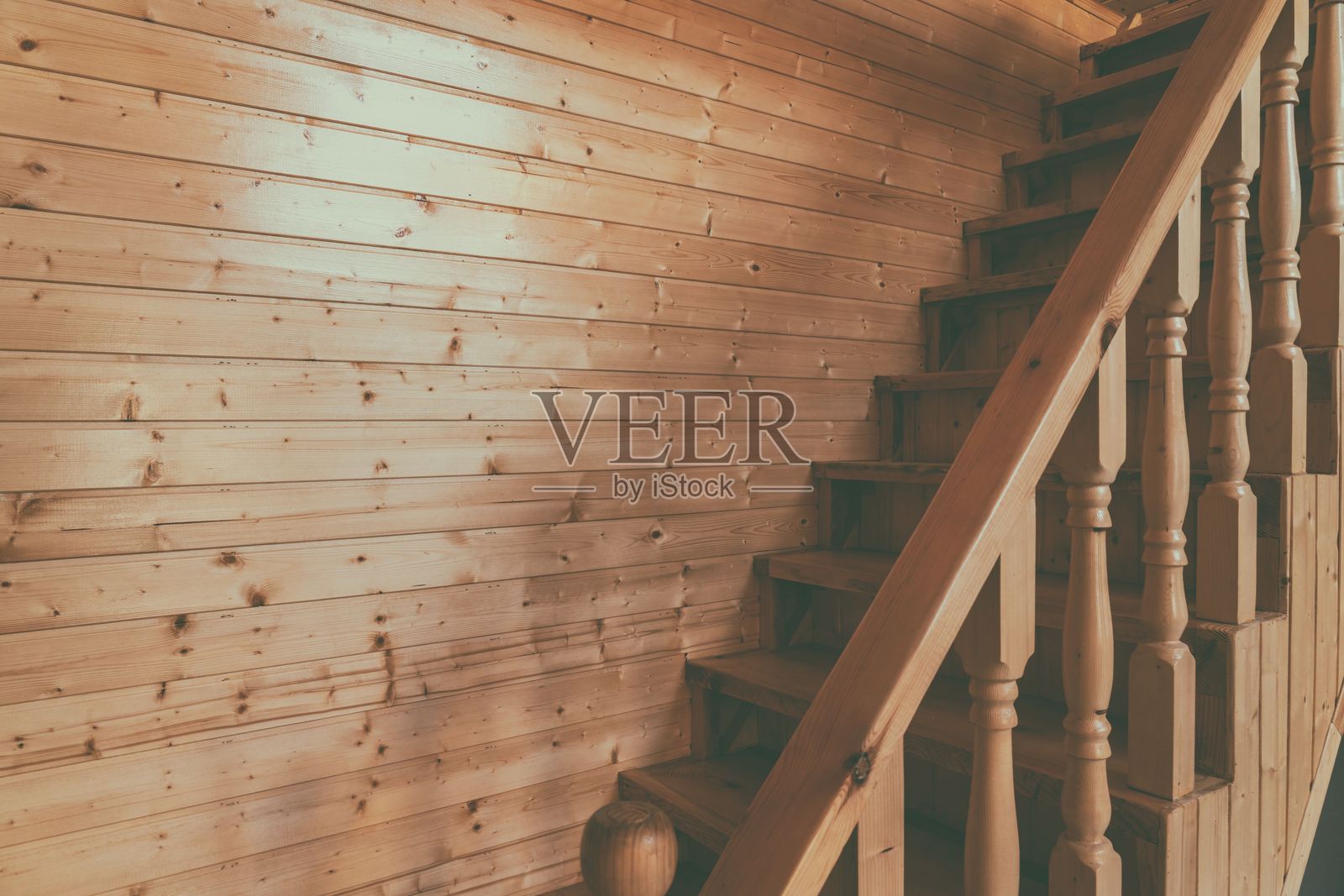 乡村房屋中的木制楼梯照片摄影图片