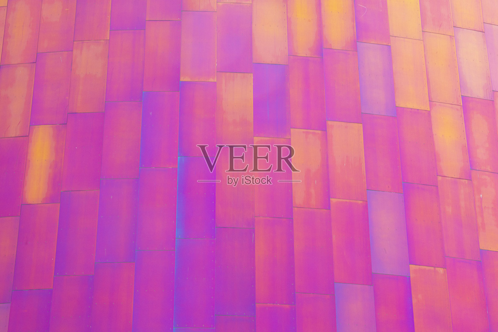 鲜艳的粉色和紫色交错矩形背景,留有空白区域照片摄影图片