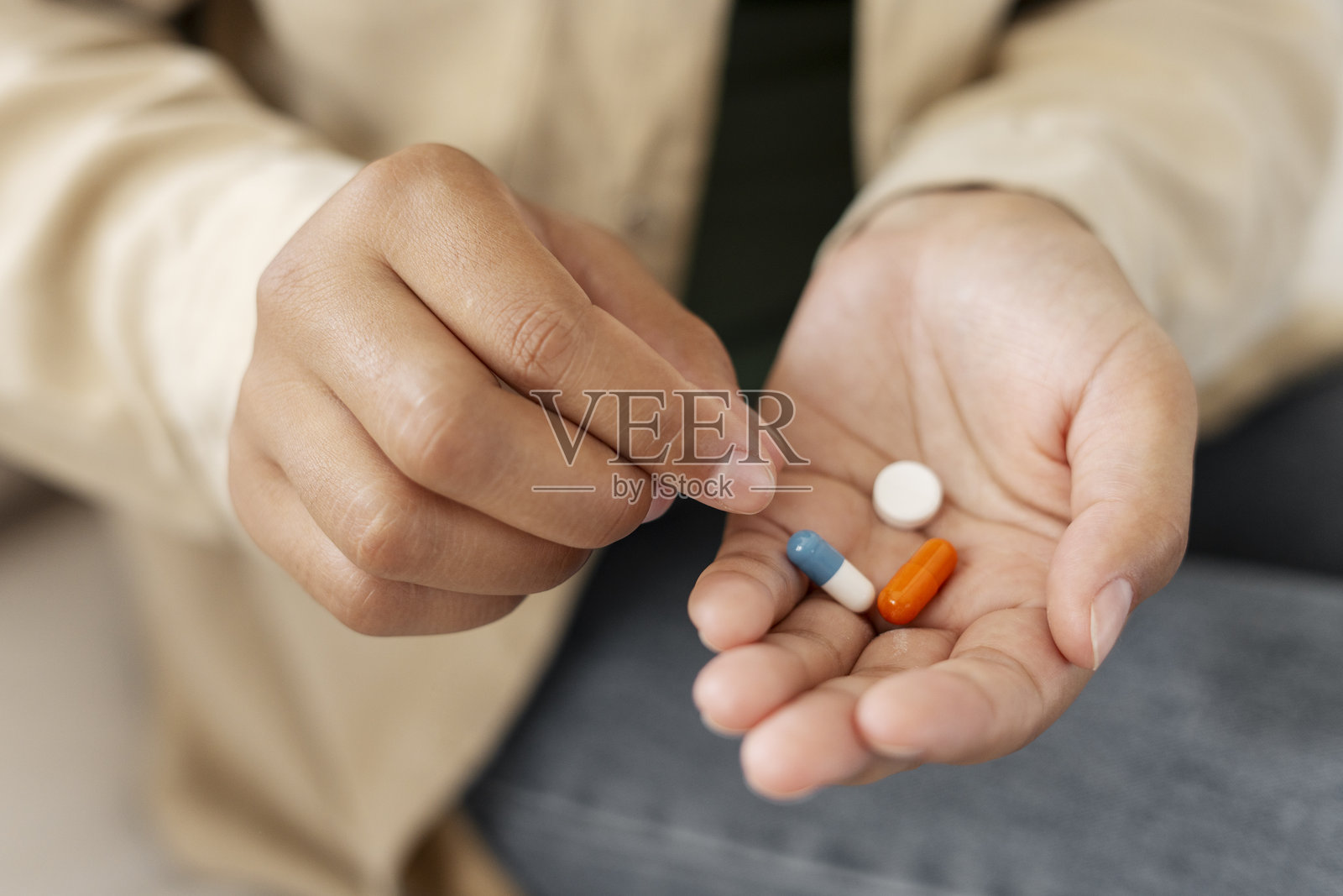 女人手握药丸,准备服用处方药。照片摄影图片