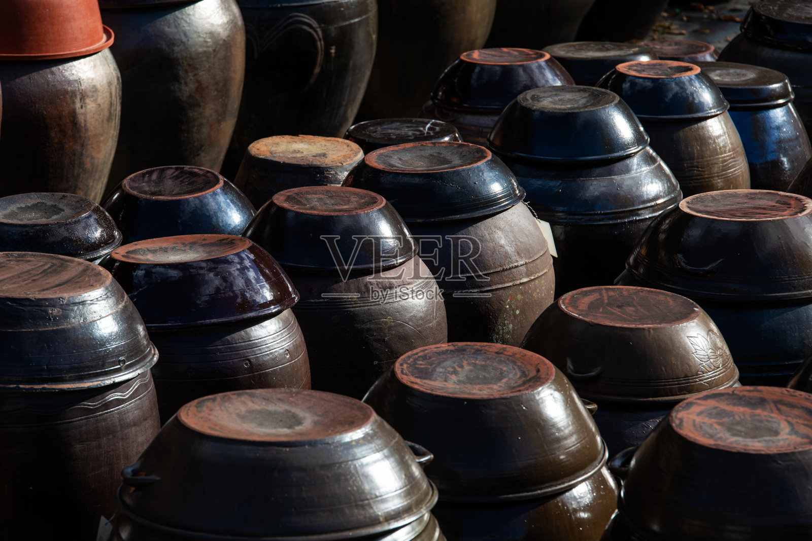 佛教寺庙建筑中的传统韩国陶瓷罐照片摄影图片