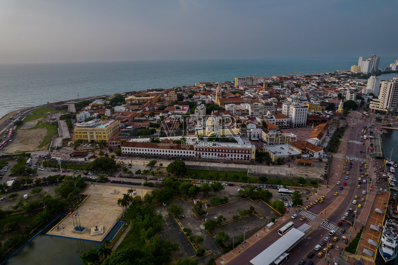 美丽的卡塔赫纳城墙城市鸟瞰图,宏伟的教堂、广场及其殖民地建筑。哥伦比亚照片摄影图片
