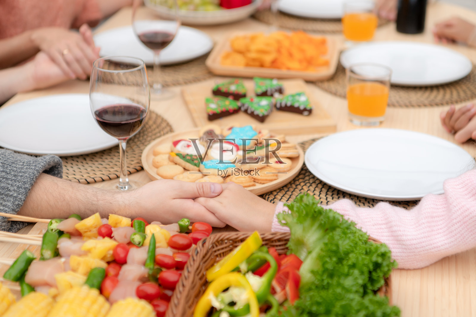 祖父、父母和青少年女孩们在家一起吃晚餐。照片摄影图片