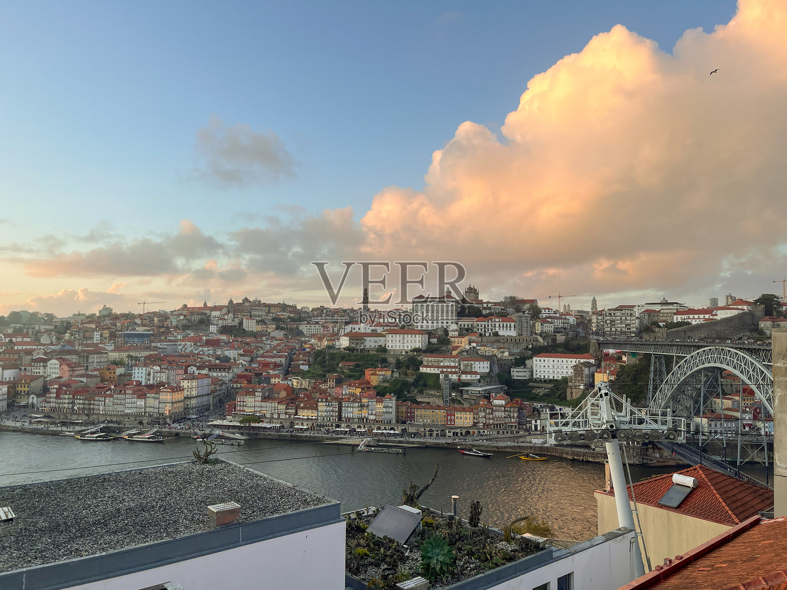 从著名的旅游观景点俯瞰波尔图市、杜罗河和路易斯一世大桥。波尔图,维拉诺瓦·德·盖亚。照片摄影图片