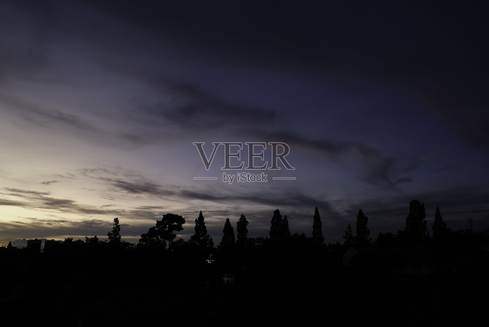 美丽而戏剧性的日落为天空涂上色彩。照片摄影图片