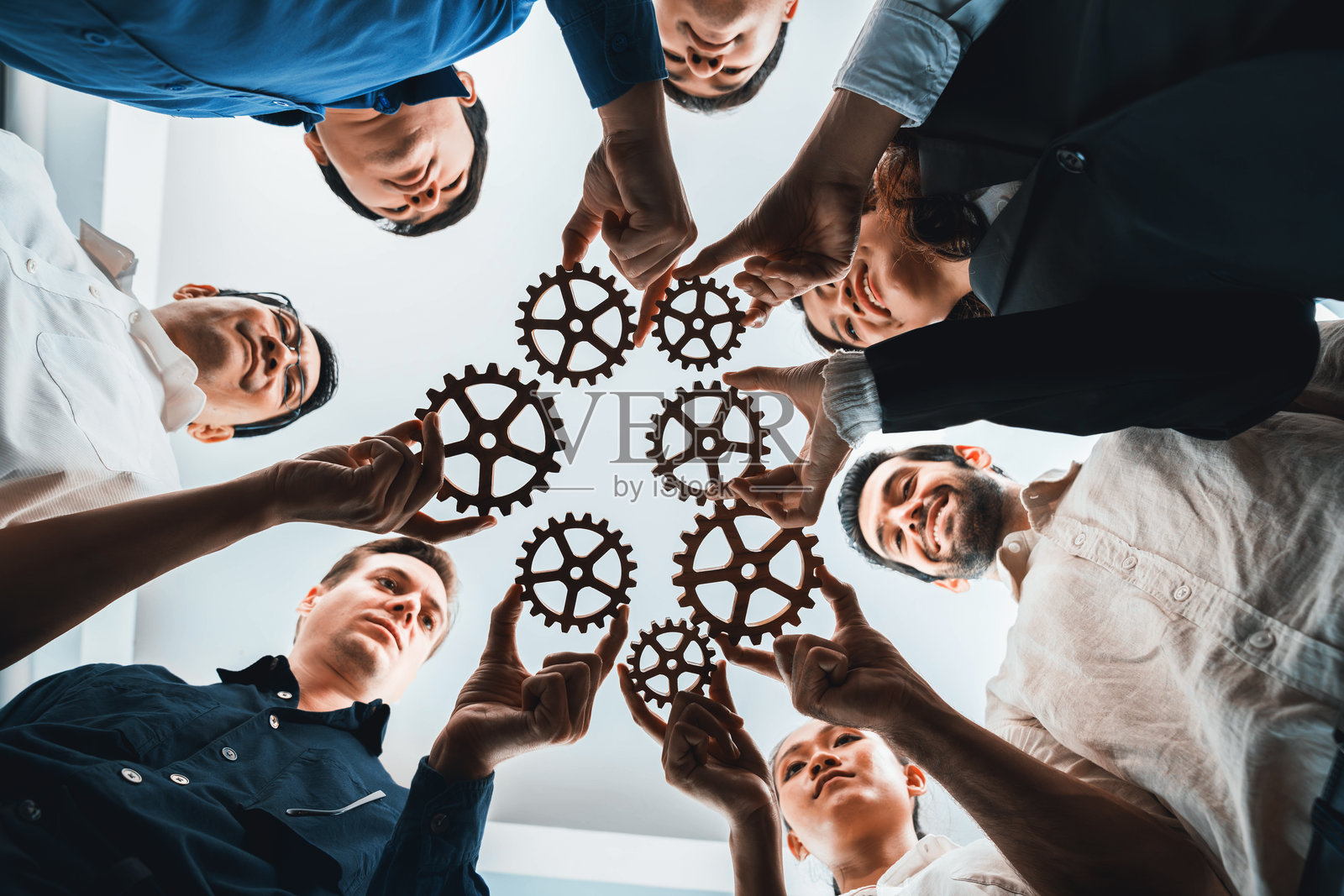 商业团队在一起形成圆形的齿轮。谨慎。照片摄影图片