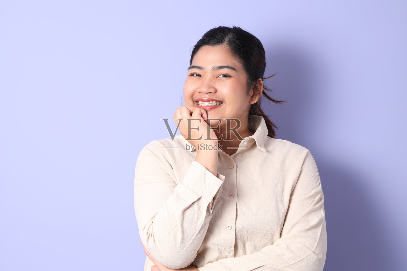 戴牙套的女人照片摄影图片