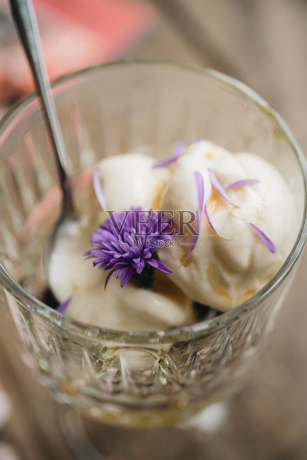 冰淇淋碗里的布朗尼冰淇淋照片摄影图片