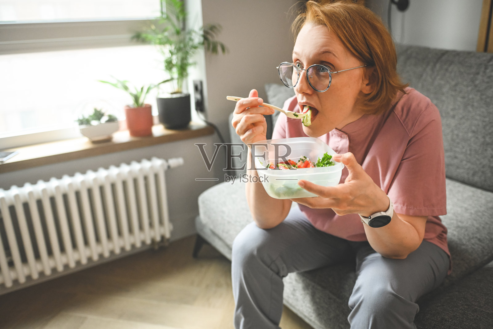 女医生在家吃午餐照片摄影图片