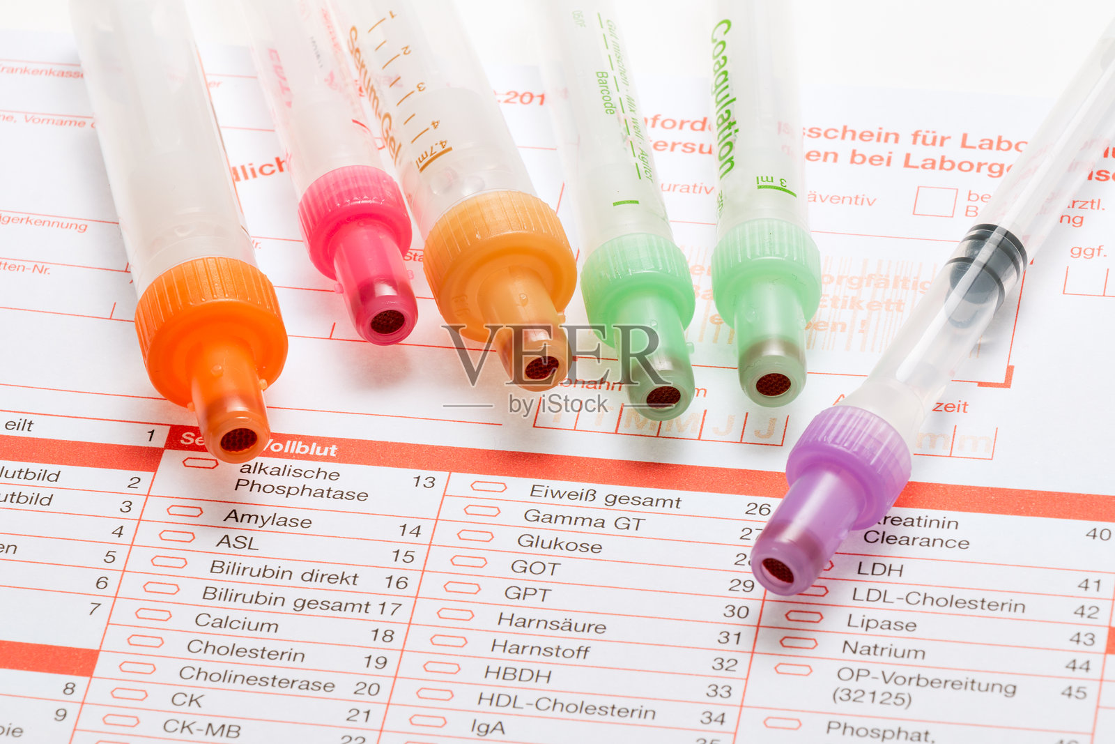 多彩瓶子特写,背景为带文字的纸张照片摄影图片