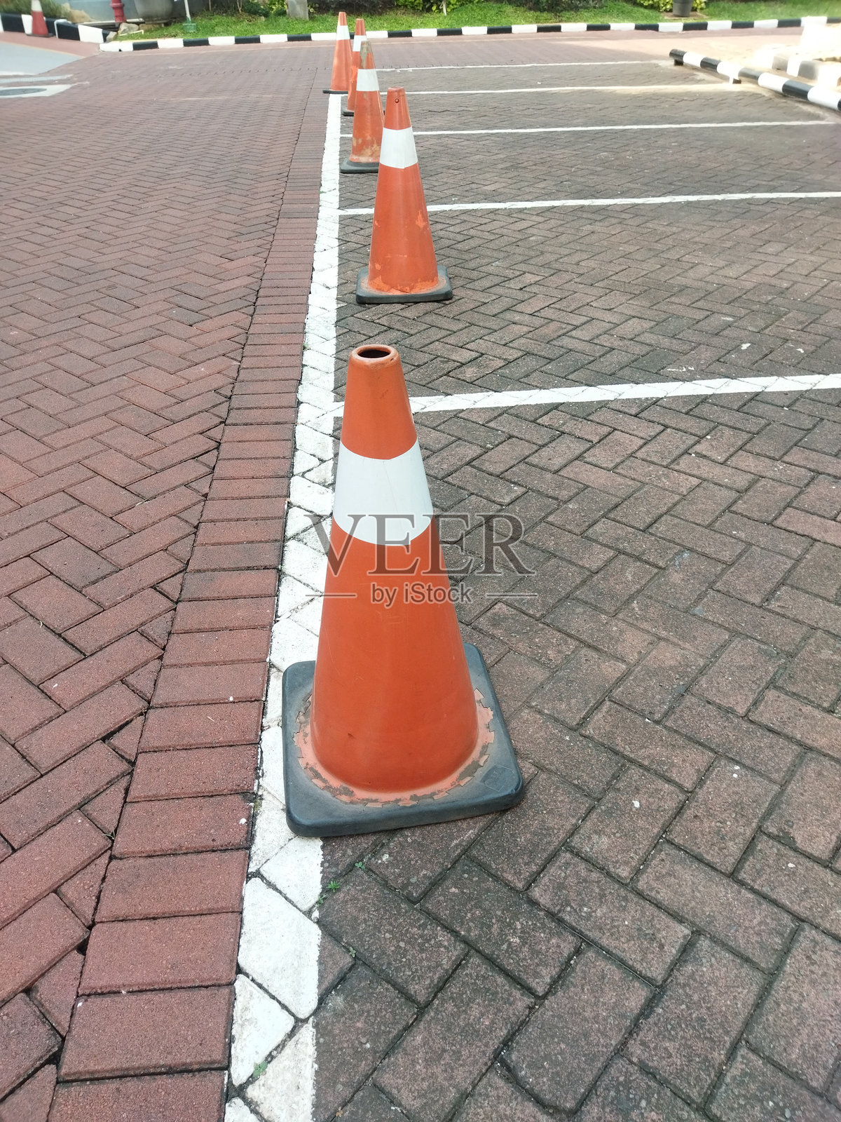 铺路上的橙色交通锥照片摄影图片