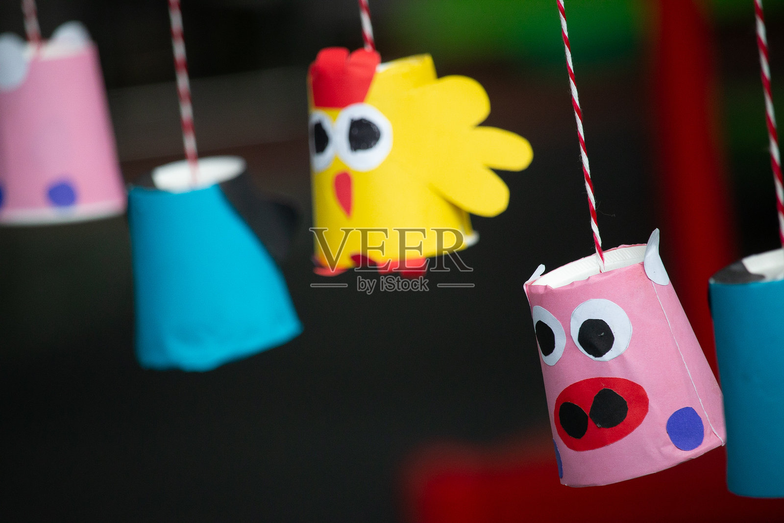 户外悬挂装饰的特写照片摄影图片