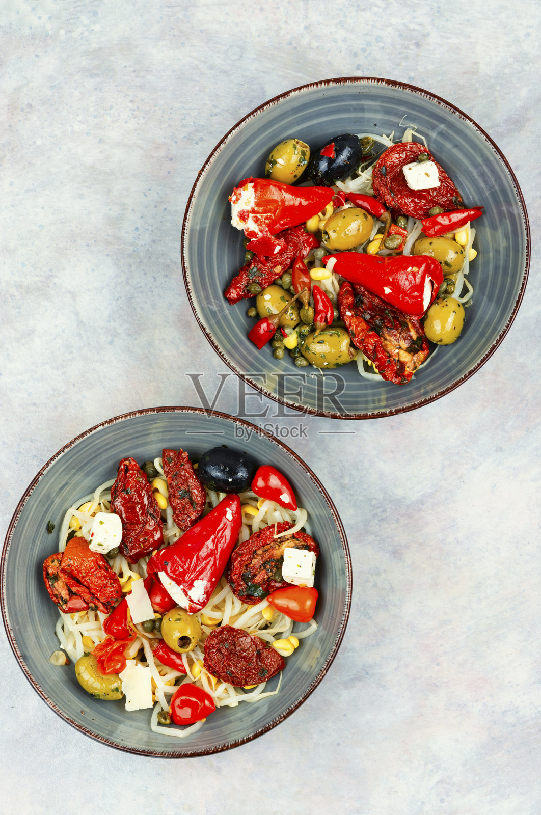 腌制蔬菜和大豆的素食沙拉。照片摄影图片