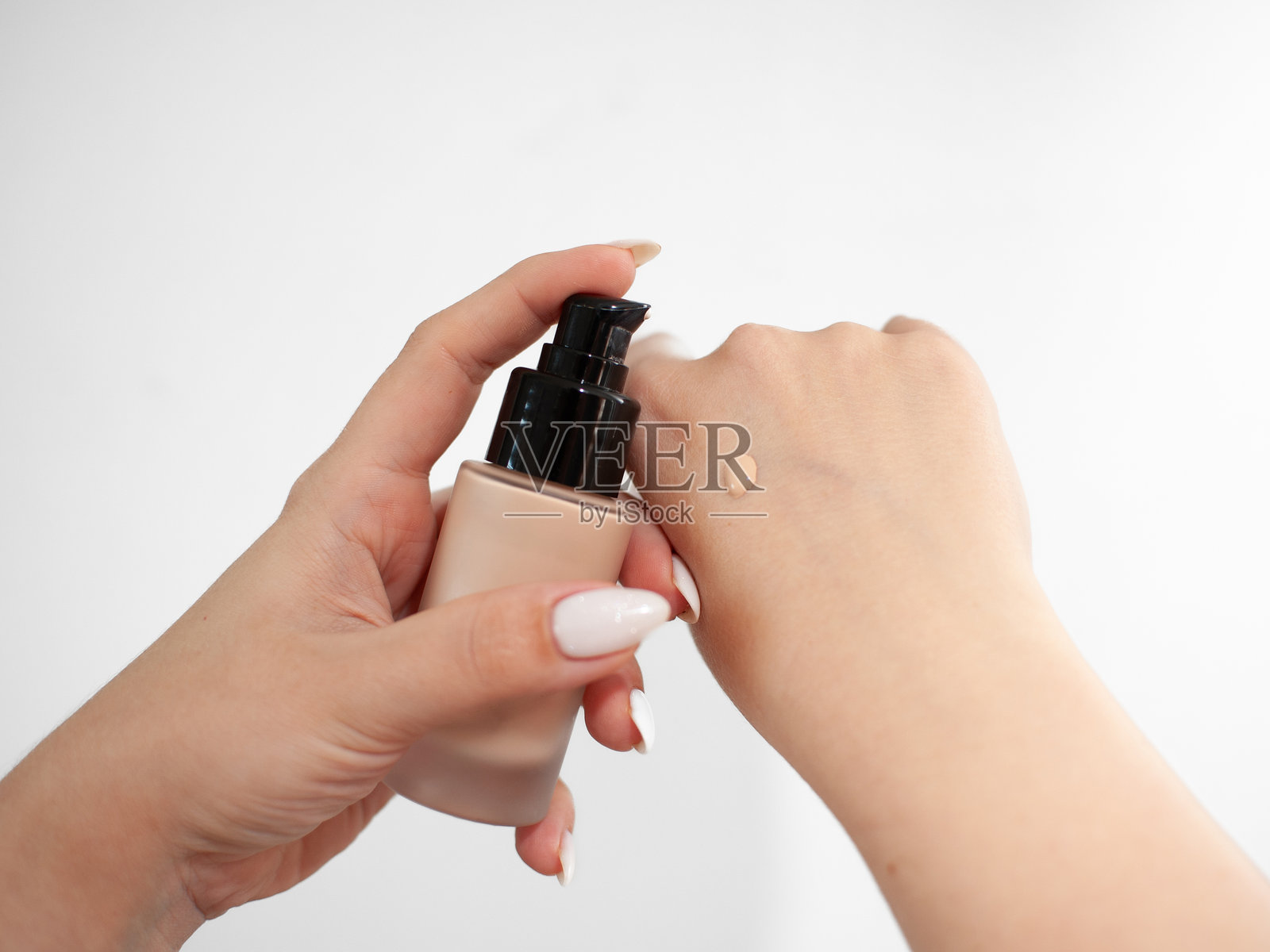 一位女性正在给自己的脸化妆照片摄影图片