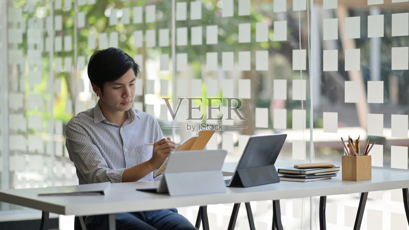 商人在桌子上写日记照片摄影图片
