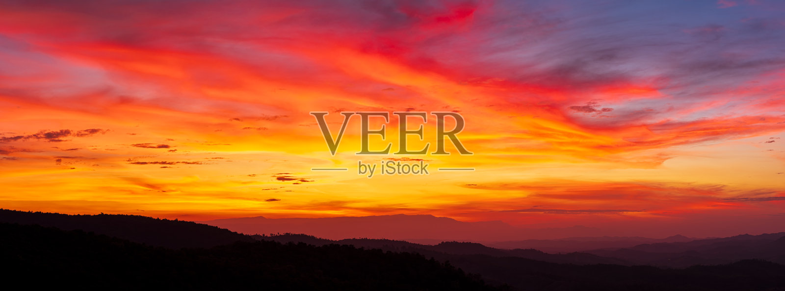 全景美丽的日落天空,黄昏中的云彩 - 自然背景照片摄影图片