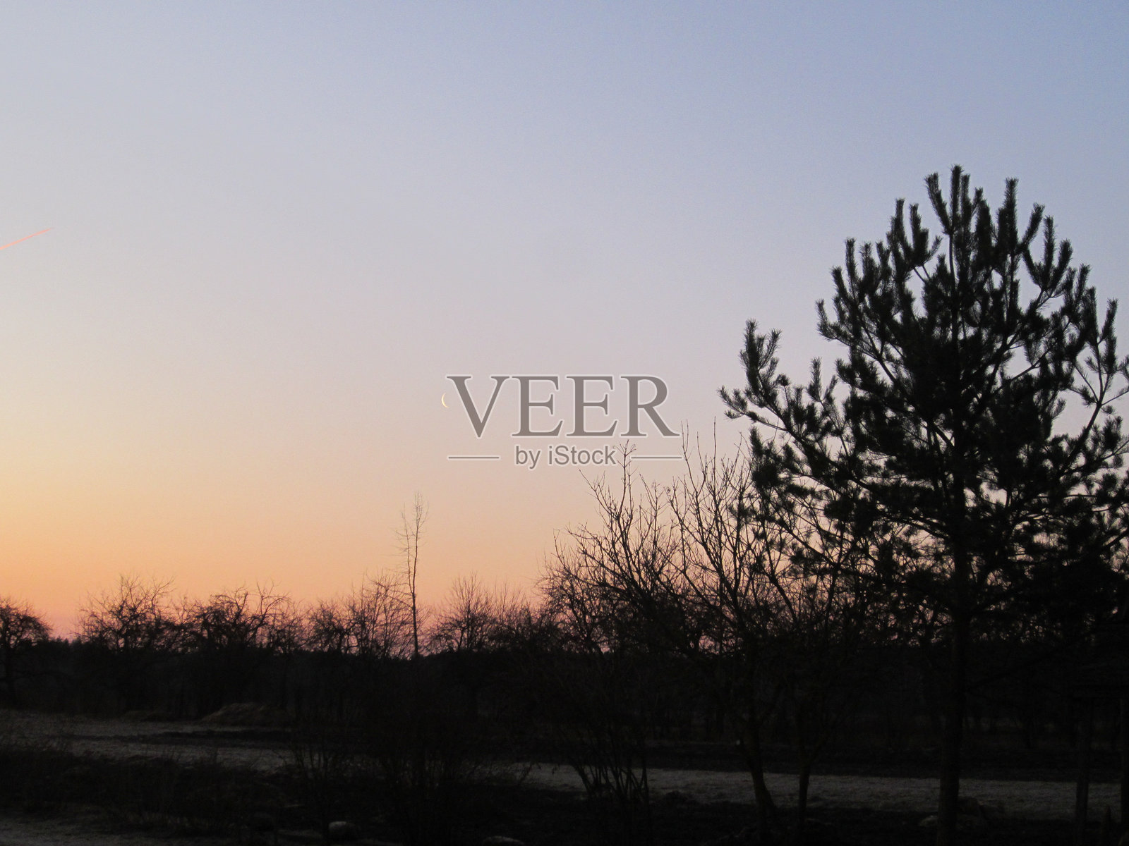 白俄罗斯村庄的冬季金色日落照片摄影图片