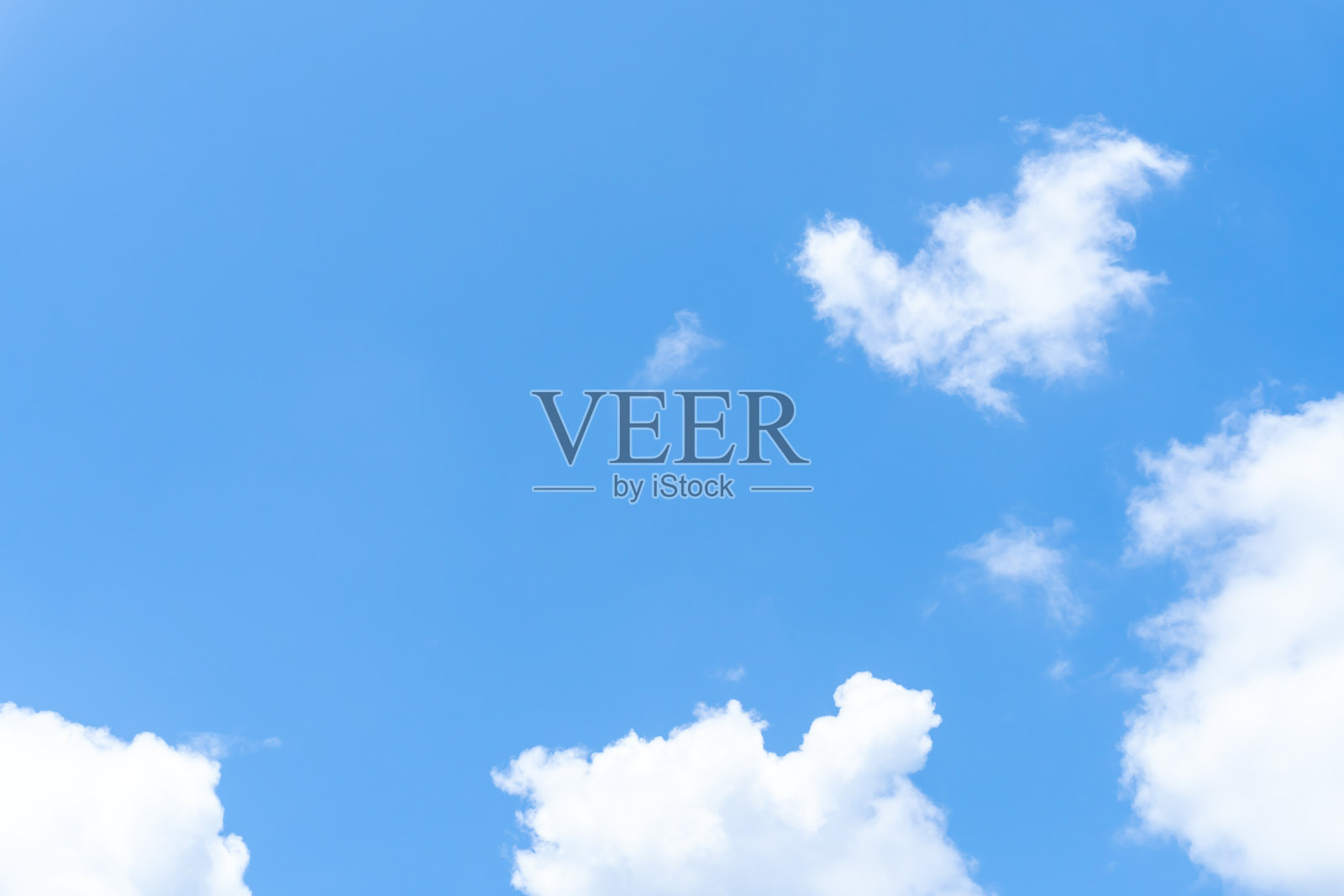 低角度视图下美丽的蓝天与奇特形状的云彩,适用于早晨或傍晚,作为装饰艺术作品中的自然背景纹理。照片摄影图片