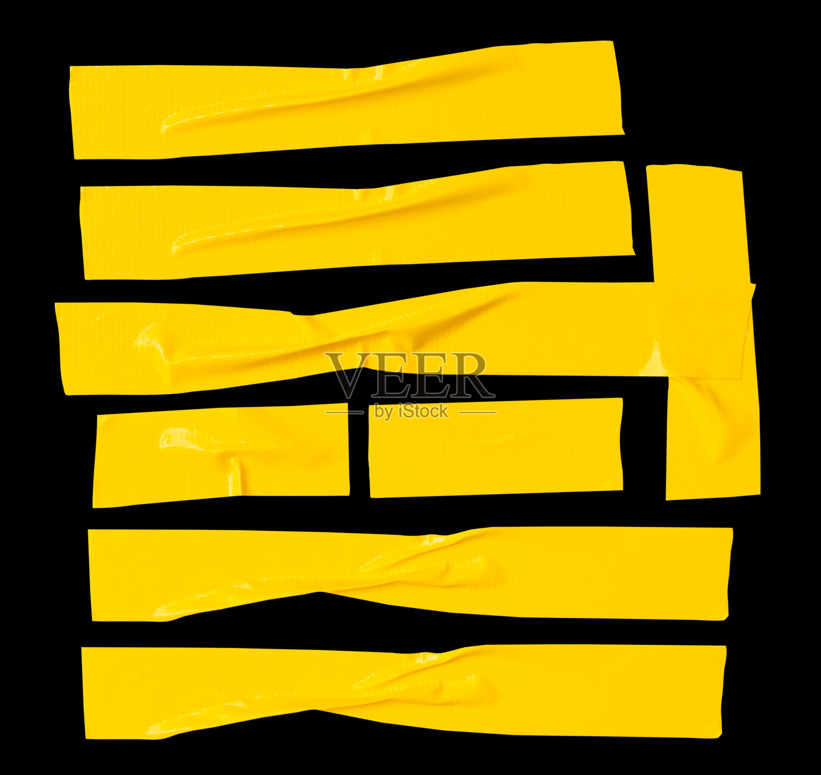 黑色背景上孤立的皱褶或褶皱的黄色胶带或布带的顶部视图,呈条纹形状,带有剪切路径。照片摄影图片