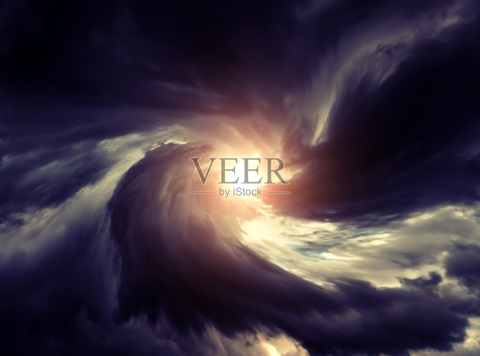 模糊的云中旋风照片摄影图片