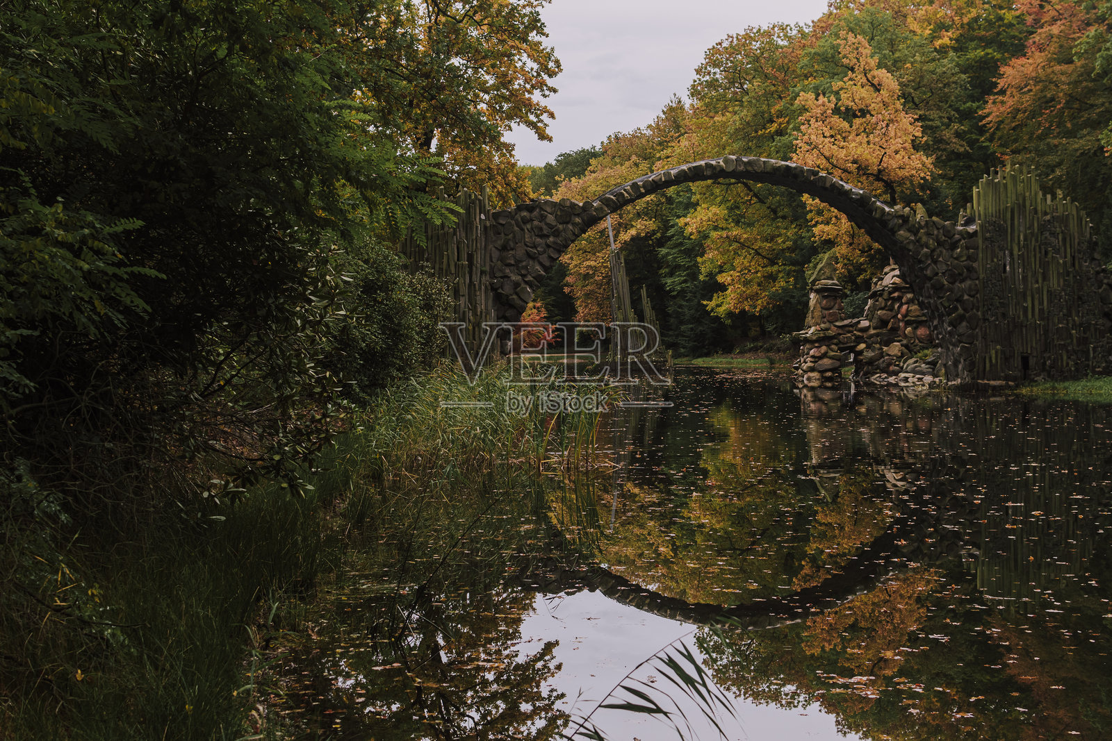著名的拉科茨桥在宁静的秋晨水面上的倒影照片摄影图片