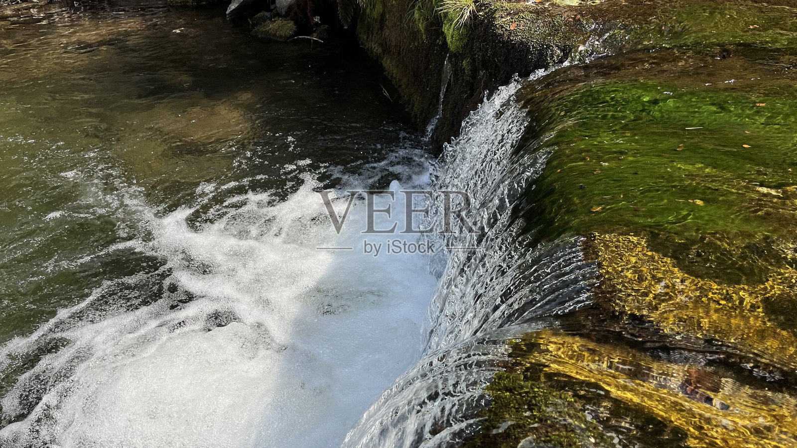 波兰山区的小山河,水流潺潺。东苏台德山脉。照片摄影图片
