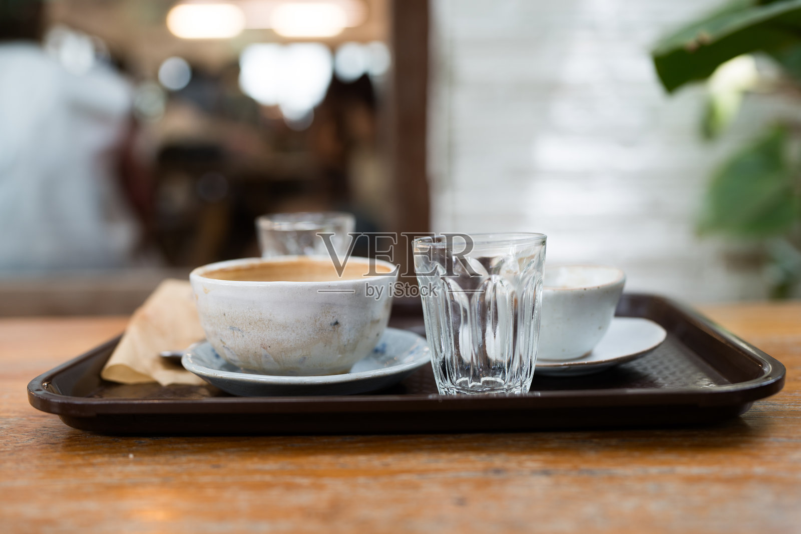 喝完的空咖啡杯放在木桌上。照片摄影图片