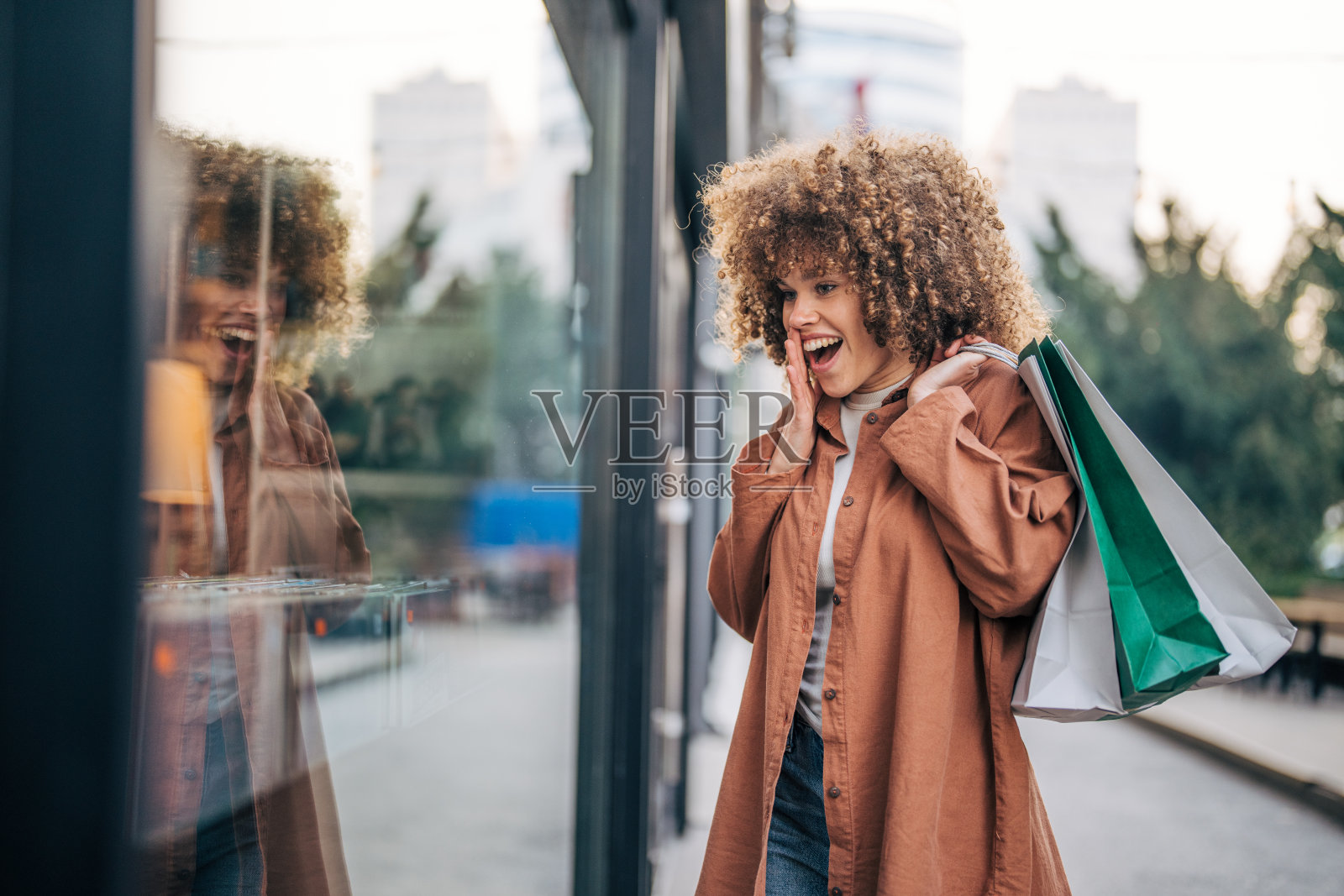 一位23岁的快乐女性在城市街道上享受秋天的日子。照片摄影图片