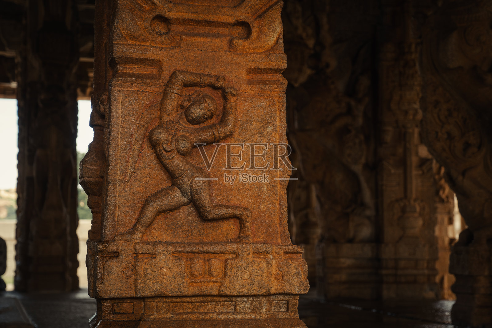 印度汉皮的维塔拉寺。汉皮的纪念碑群的一部分,被联合国教科文组织列为世界遗产。照片摄影图片