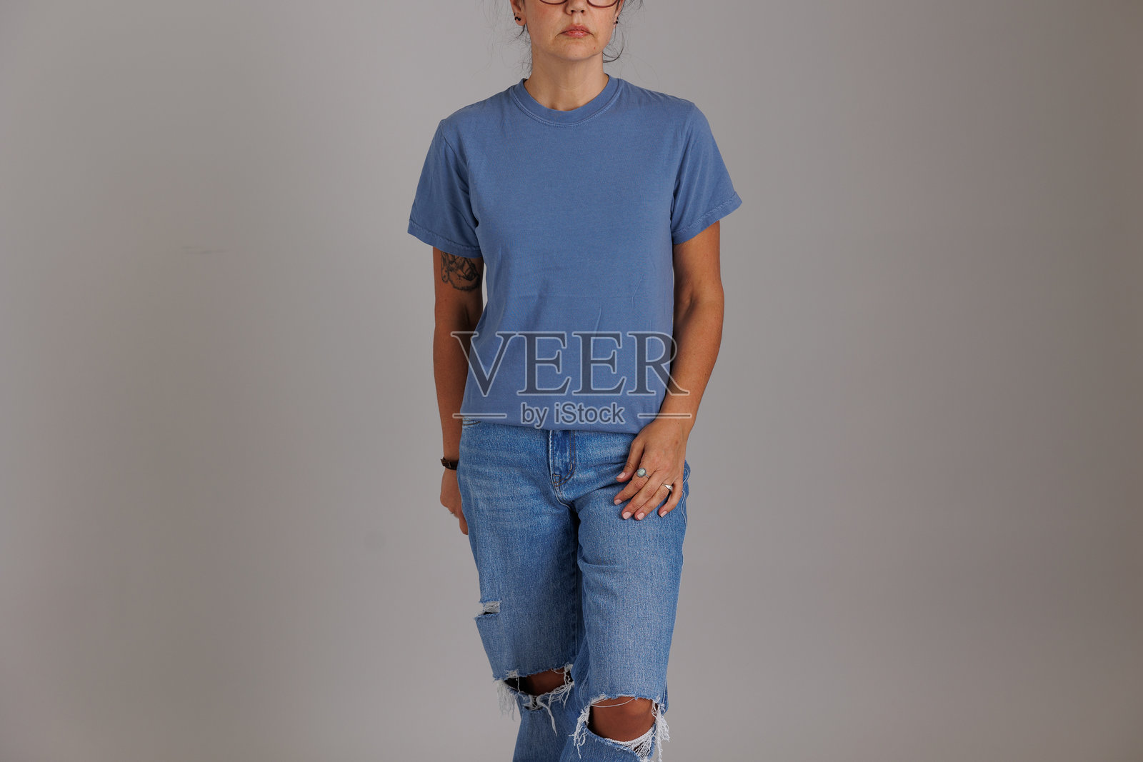 舒适色彩的T恤模特用于样品展示照片摄影图片