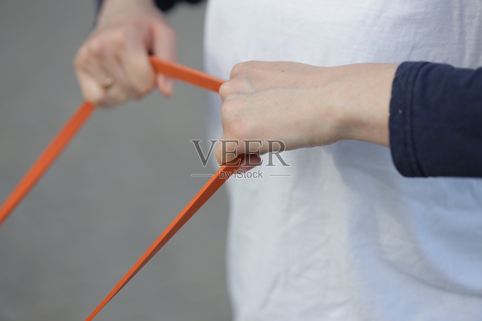 女性在户外锻炼或进行健身训练照片摄影图片