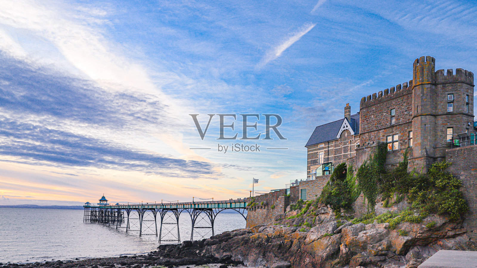 英格兰克利夫登码头的日落。照片摄影图片