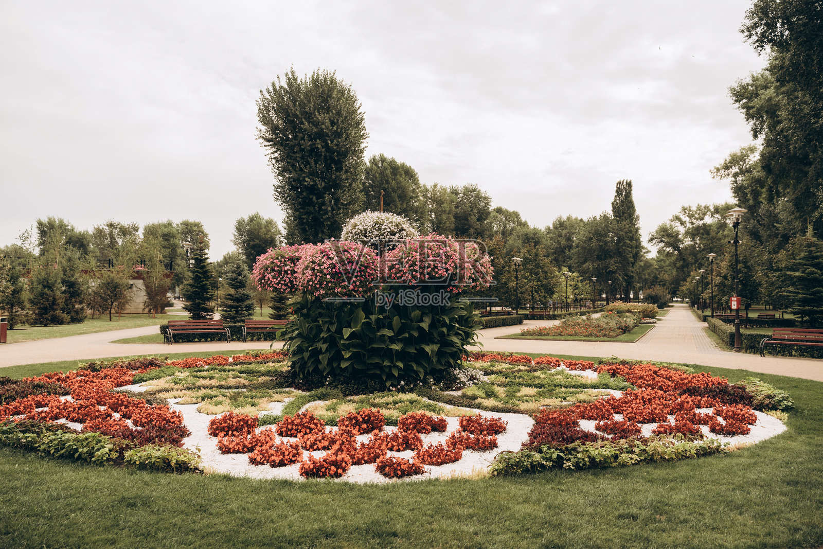 现代时尚的景观设计,色彩斑斓的花坛,盛开的美丽花朵,街道上维护良好。照片摄影图片