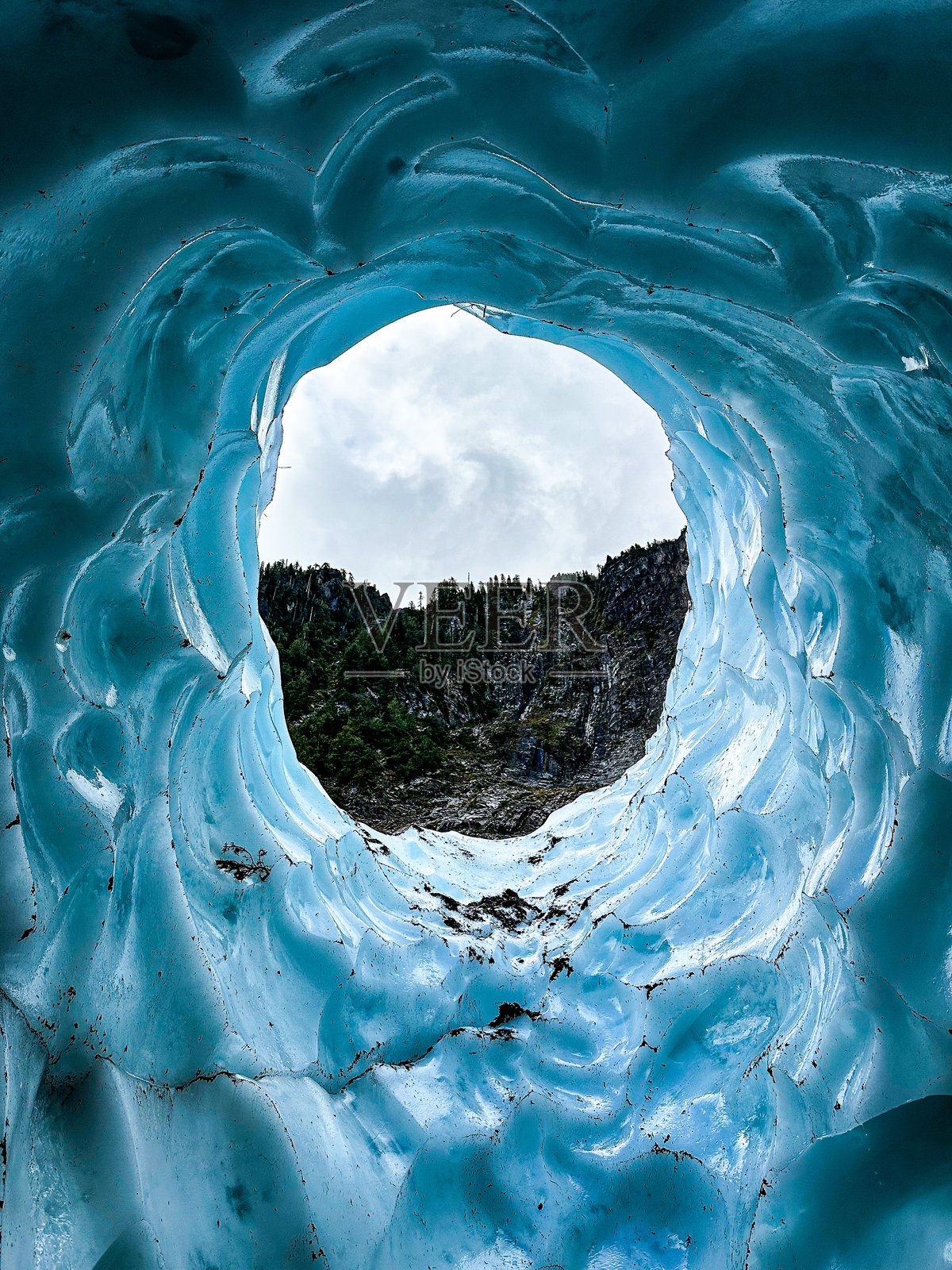 透过太平洋西北部的冰洞观看照片摄影图片