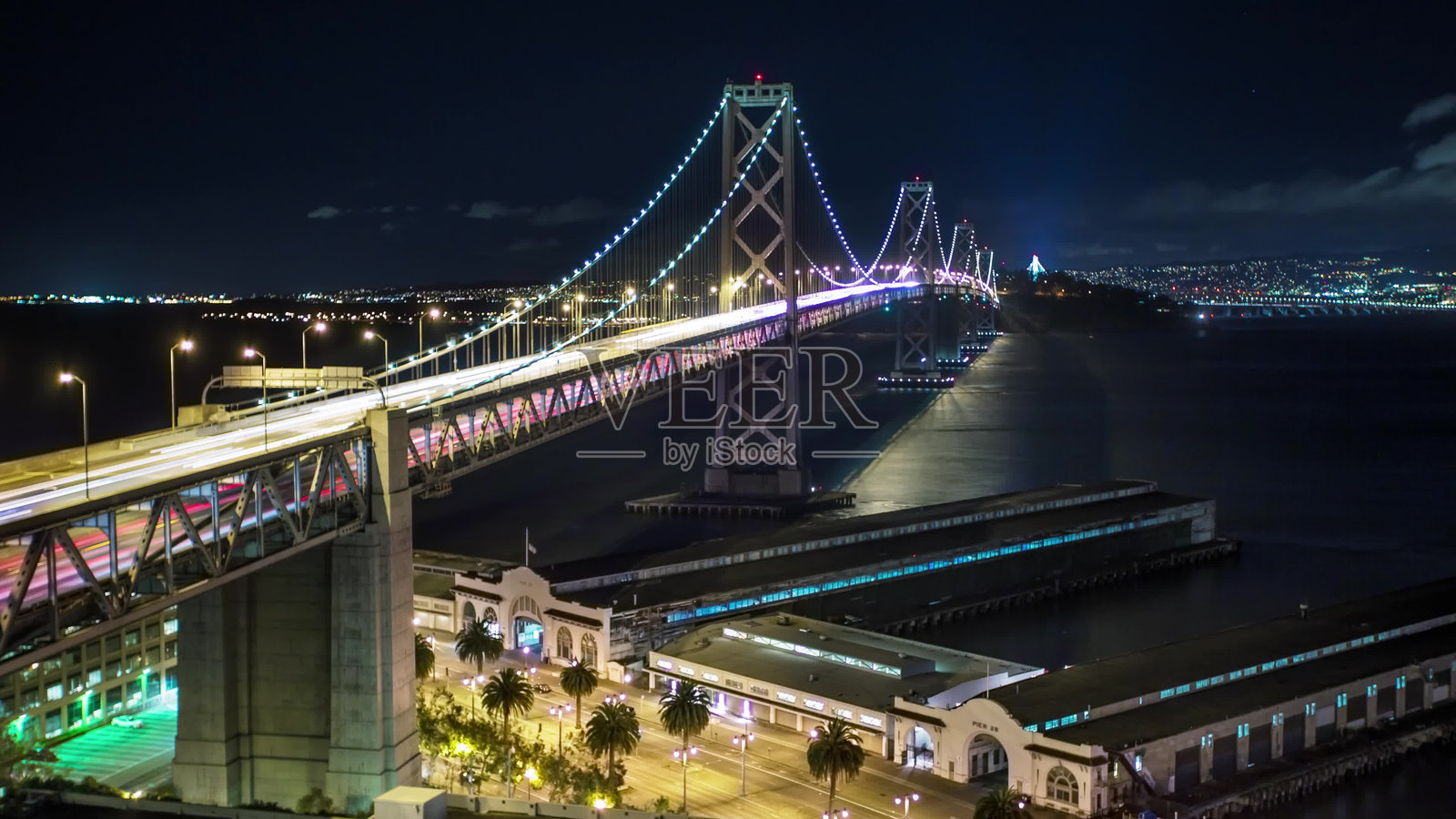 美国旧金山 - 2024年10月26日:夜晚灯光璀璨的海湾大桥壮观景色,车流穿梭。照片摄影图片