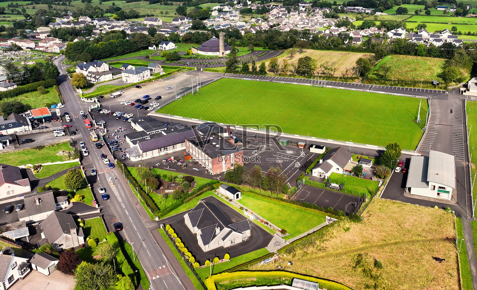 北爱尔兰安trim郡邓洛伊村圣约瑟夫小学的鸟瞰图照片摄影图片