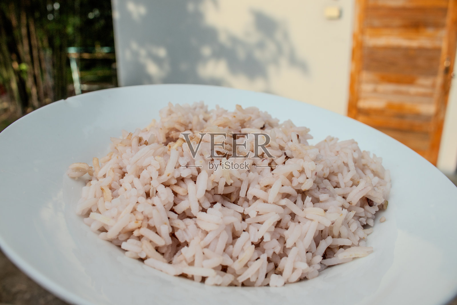 白盘中的米饭照片摄影图片