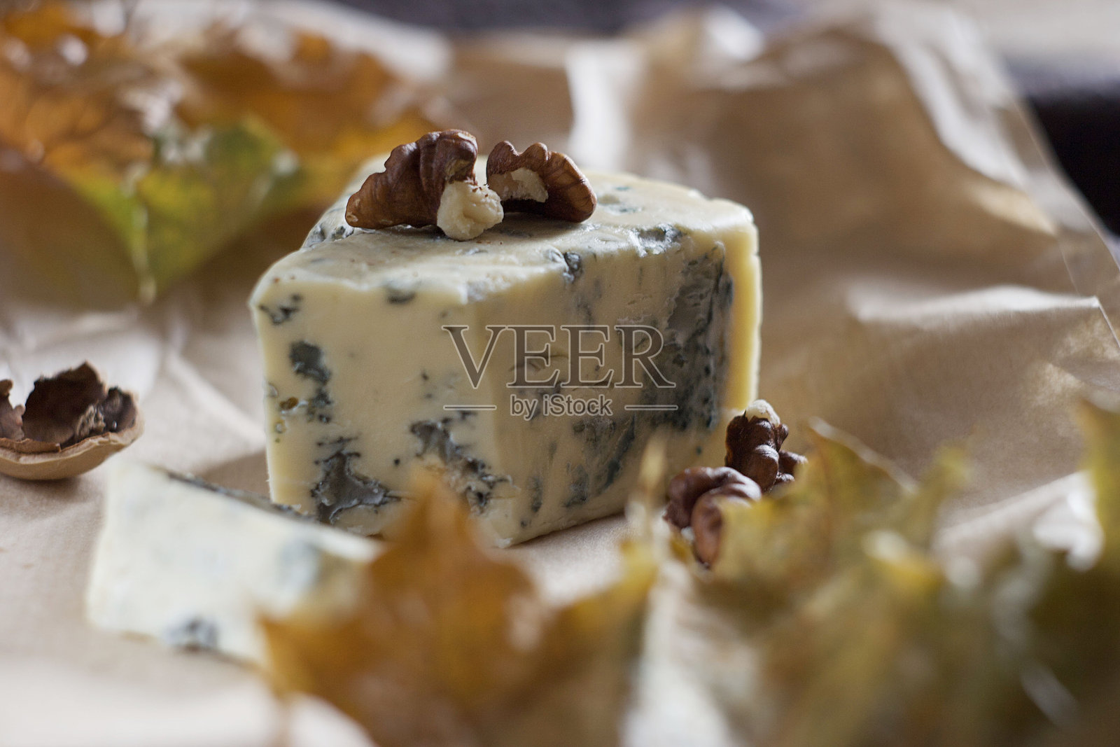 蓝纹奶酪放在纸上照片摄影图片