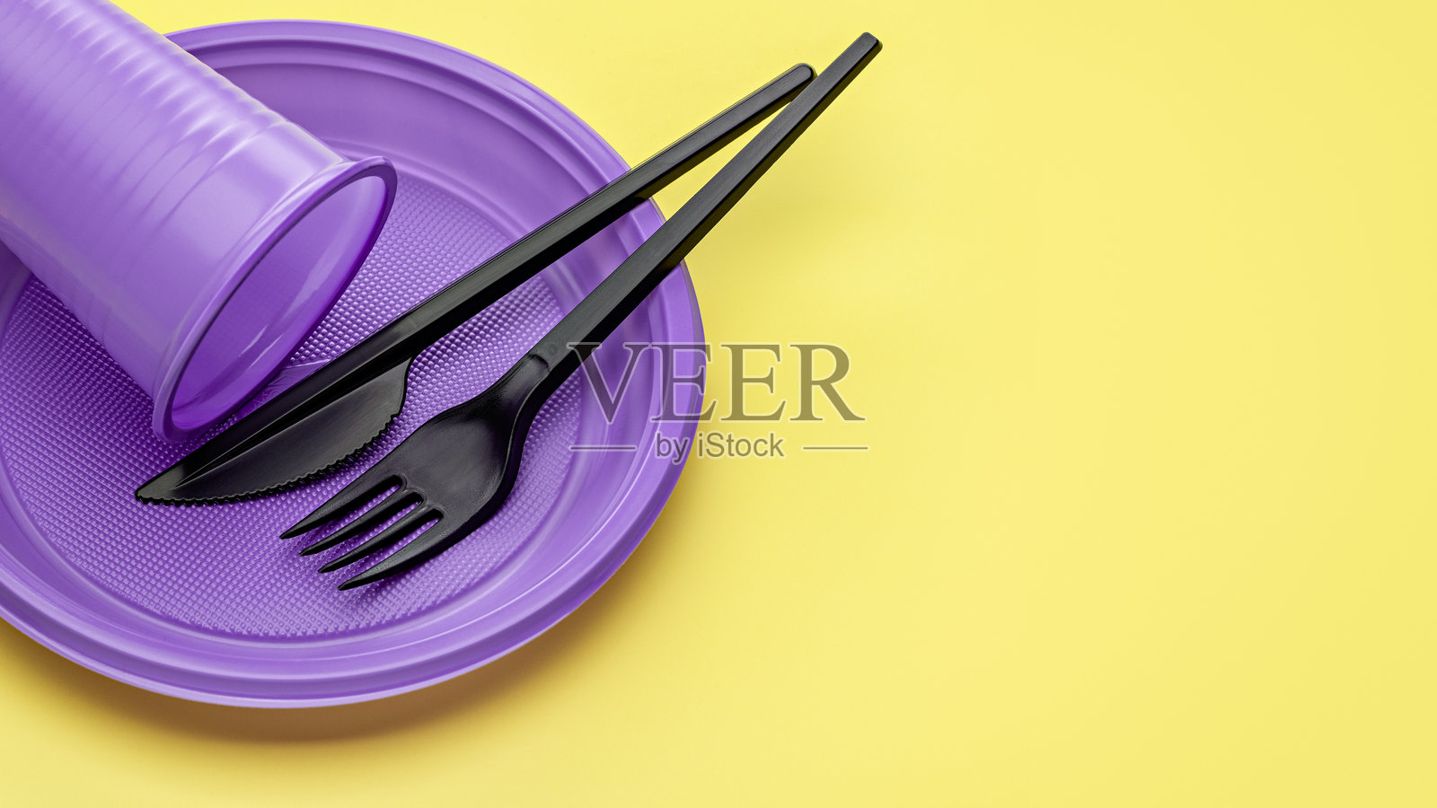 一次性塑料餐具套装。照片摄影图片