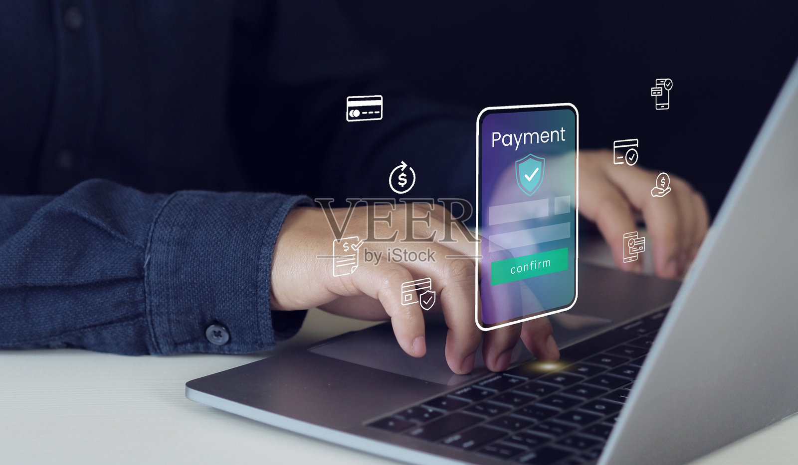 安全在线支付交易过程概念。个人通过数字界面使用信用卡确认安全在线支付,并显示验证勾选符号。照片摄影图片