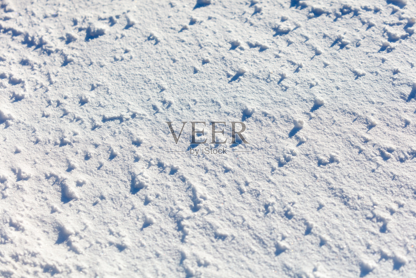 雪是白色的,地面上覆盖着雪。照片摄影图片