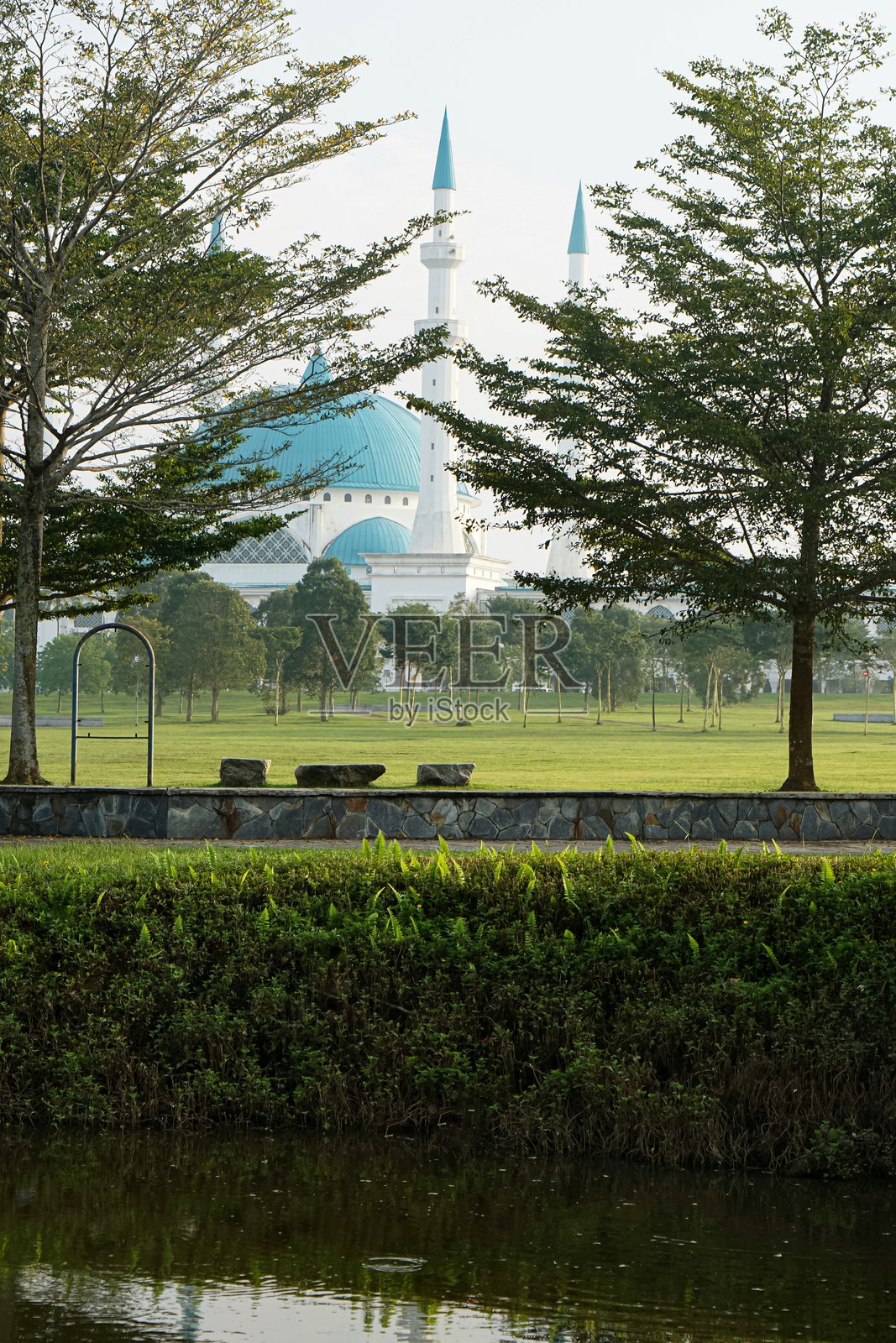 公园景观,背景是伊斯干达苏丹清真寺照片摄影图片