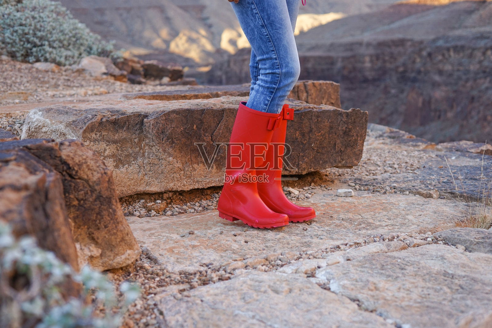 穿着红色靴子的女性下半身照片摄影图片