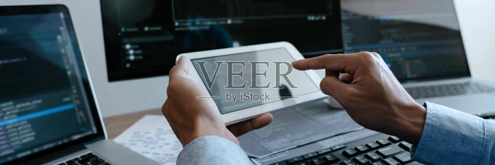 程序员在桌子上工作的中部身影照片摄影图片