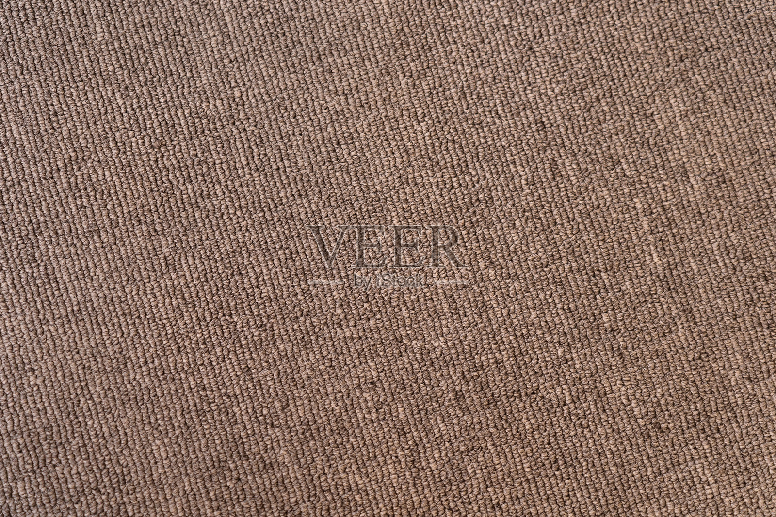 灰棕色的合成地毯纹理表面特写,带有斜向右的绗缝结的排列。适合艺术作品的空白背景。照片摄影图片