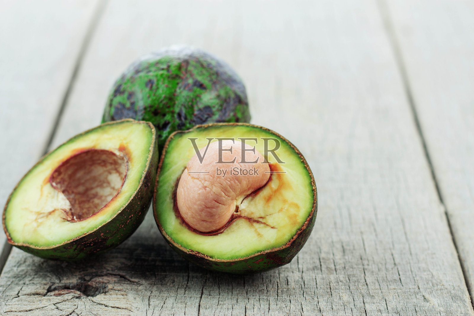 桌子上的鳄梨特写照片摄影图片