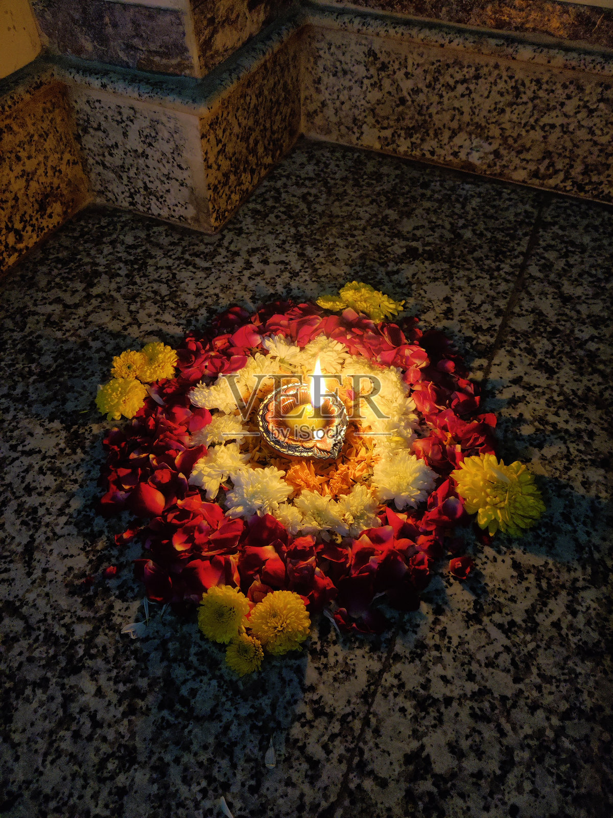 排灯节的花卉拉戈利与油灯 - 库存照片照片摄影图片