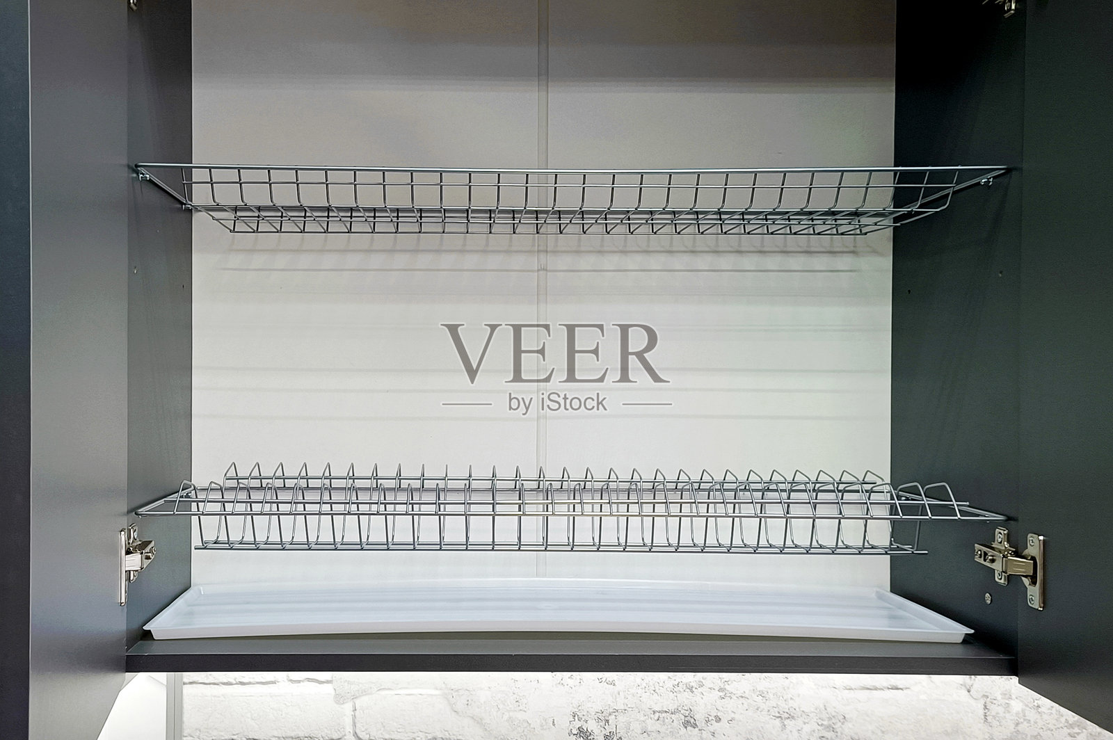 厨房橱柜中的碗碟架特写。照片摄影图片