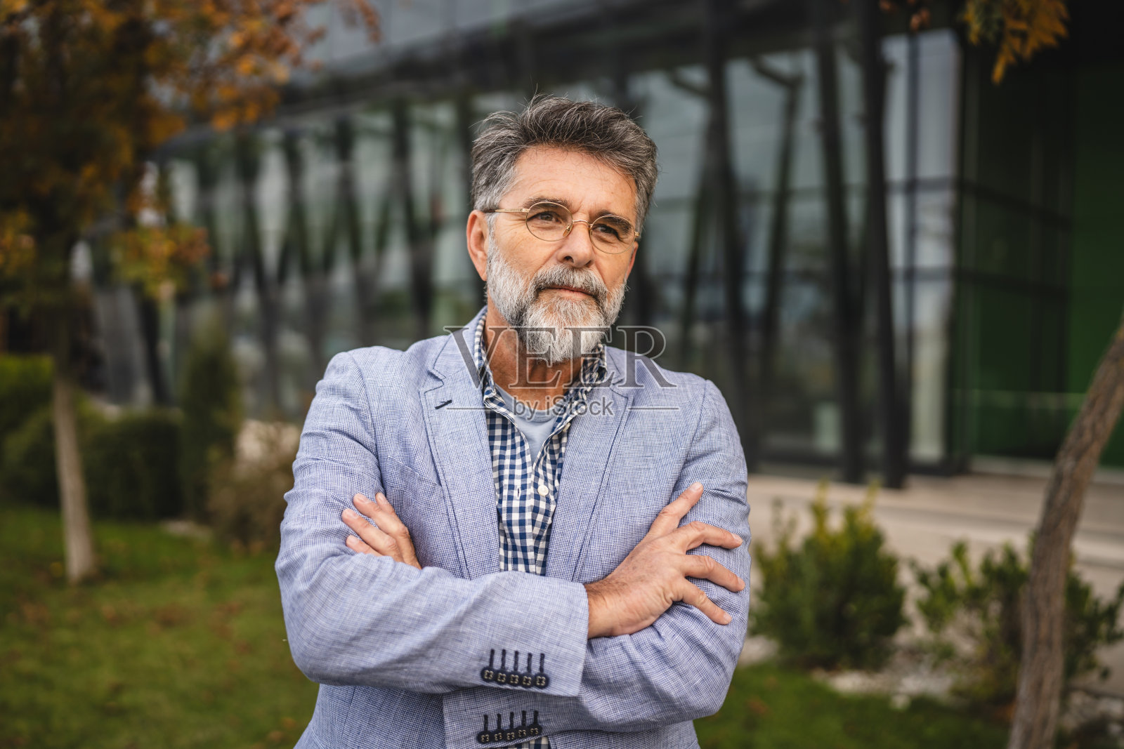 户外交叉双臂的老年男商人肖像照片摄影图片