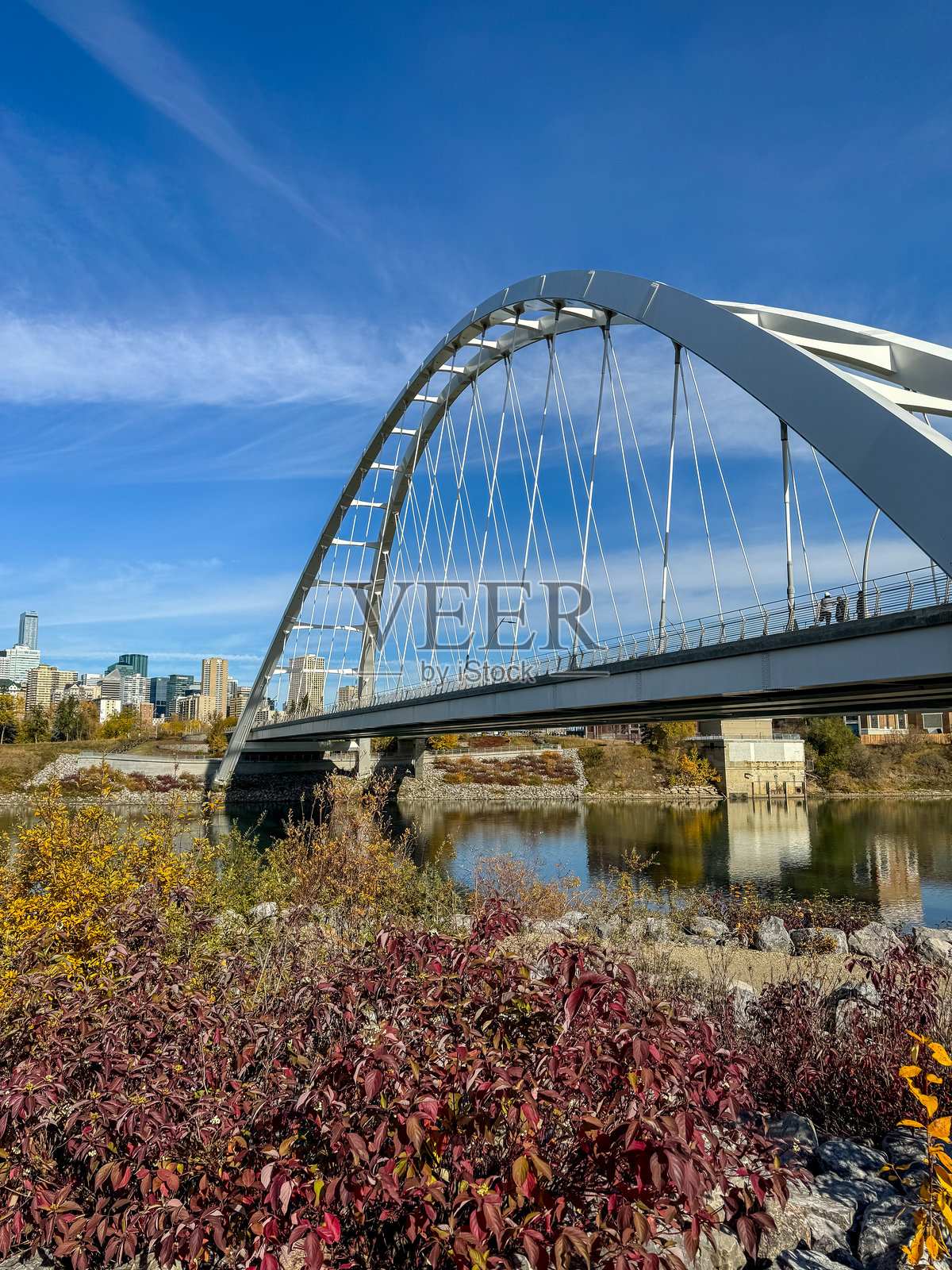 埃德蒙顿天际线的景观,沃尔特代尔大桥横跨北萨斯喀彻温河在前景中。照片摄影图片