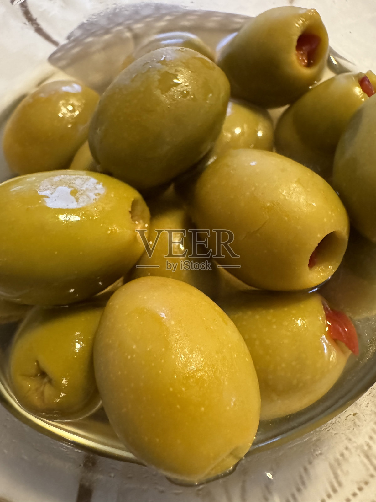 一碗绿色橄榄照片摄影图片